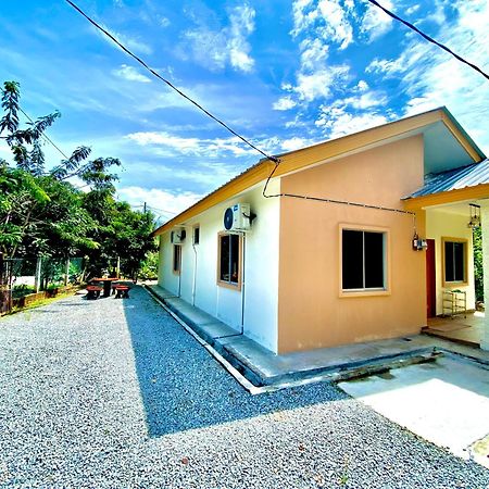 Raees Homestay Kampong Tanjong Minyak Exterior foto