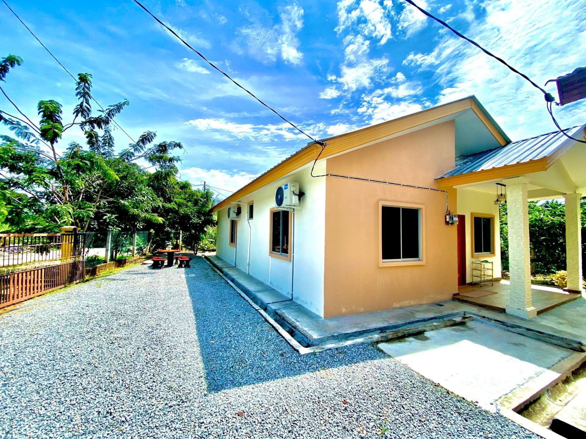 Raees Homestay Kampong Tanjong Minyak Exterior foto